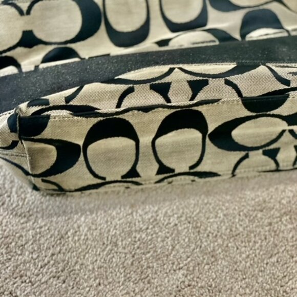 Vintage Coach Authentic Black and Tan Traditional Shoulder Bag (C Logo) - Picture 2 of 4